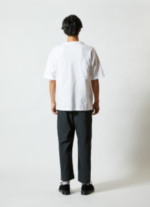5.6オンス ビッグシルエット Tシャツ（ポケット付） 男性 背面 着用イメージ