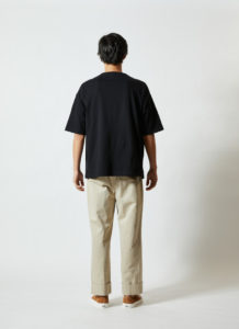 5.6オンス ビッグシルエット Tシャツ 男性 背面 着用イメージ